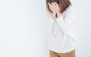 泣く女性